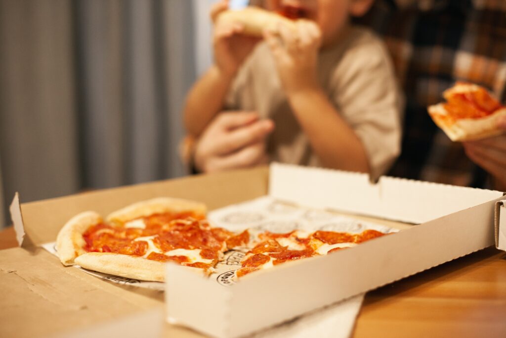 familia comiendo pizza a domicilio valencia d alfredos